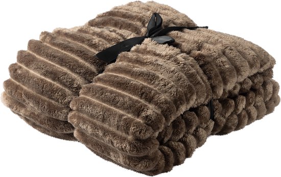Bruin geribd plaid, gevouwen en samengebonden met een zwart lint.