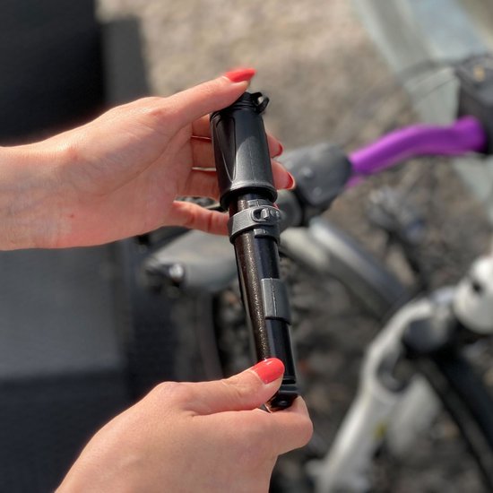 Intirilife Mini Fietspomp 17 cm - Draagbare handpomp klein lichtgewicht ideaal voor onderweg — afbeelding 5