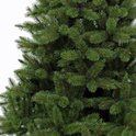 Gedetailleerde close-up van de volle groene takken van een kunstkerstboom.