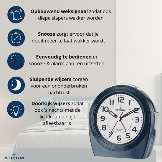 Donkerblauwe wekker naast een bed. Iconen en tekst over alarm, snooze en stille wijzers.