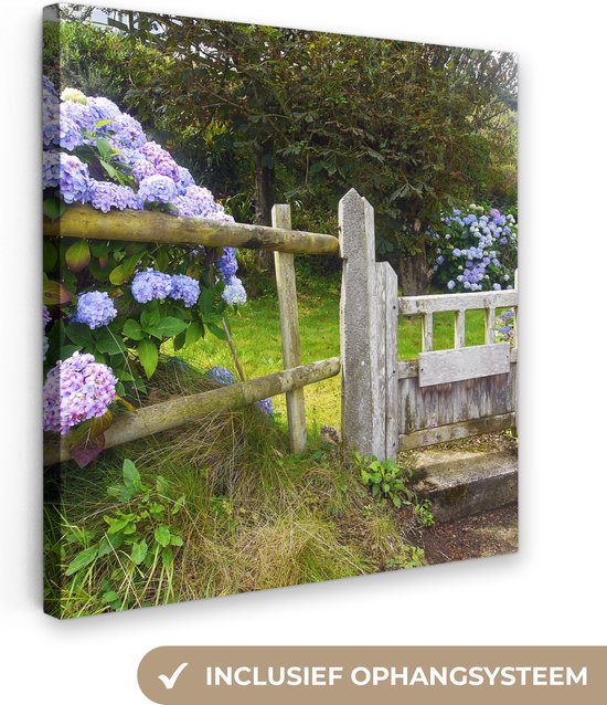 Canvas Schilderij Cottage tuin met hortensia's - 90x90 cm - Wanddecoratie