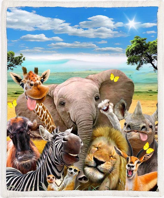 Une couverture polaire avec un imprimé d'animaux africains prenant un selfie, dont un éléphant, un lion, une girafe et un zèbre.