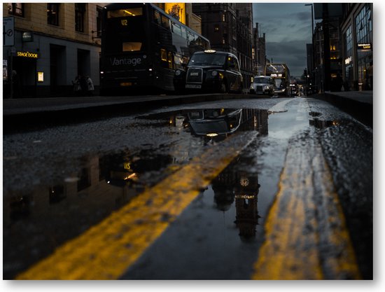 Onderweg in Manchester - Taxi's en Reflecties - Fotoposter 40x30
