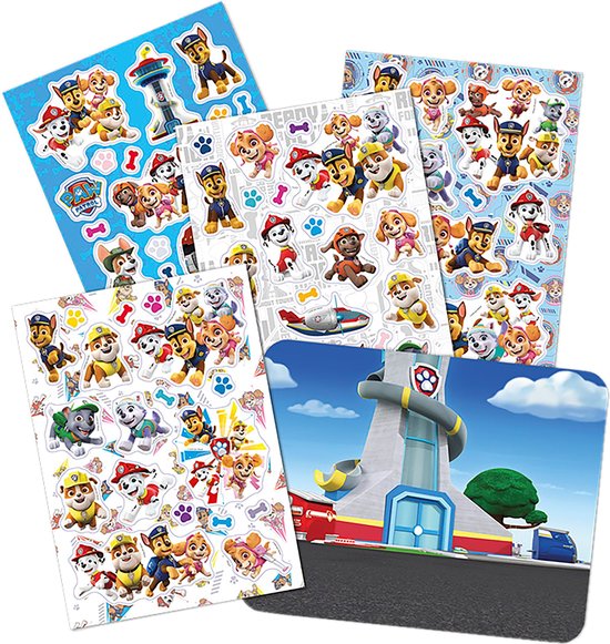 Quatre feuilles d'autocollants statiques PAW Patrol avec Chase, Marshall, Skye, Everest, Rubble et plus, une tour PAW Patrol et des pattes, plus un fond de jeu avec la tour.