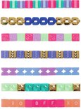 Meerdere rijen armbandjes met strepen, gouden schakels, symbolen, pailletten en letters XOXO, BFF.