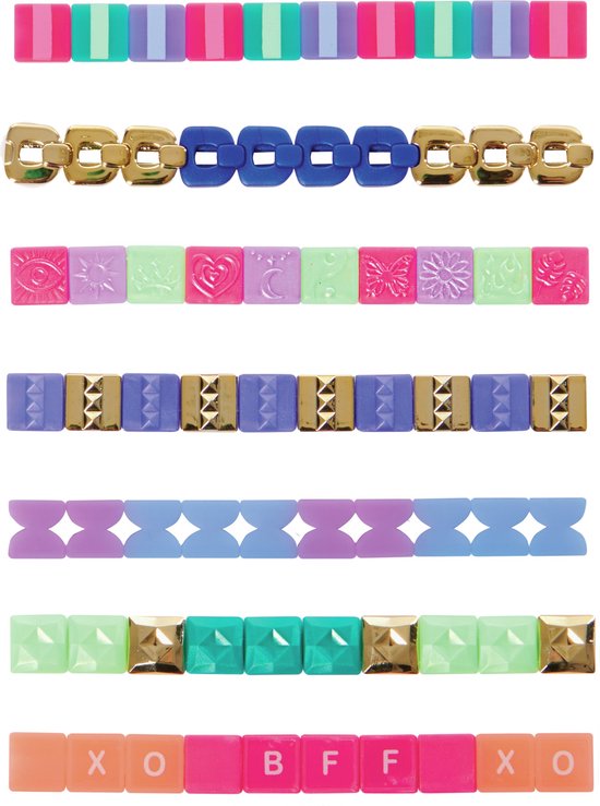 Meerdere rijen armbandjes met strepen, gouden schakels, symbolen, pailletten en letters XOXO, BFF.
