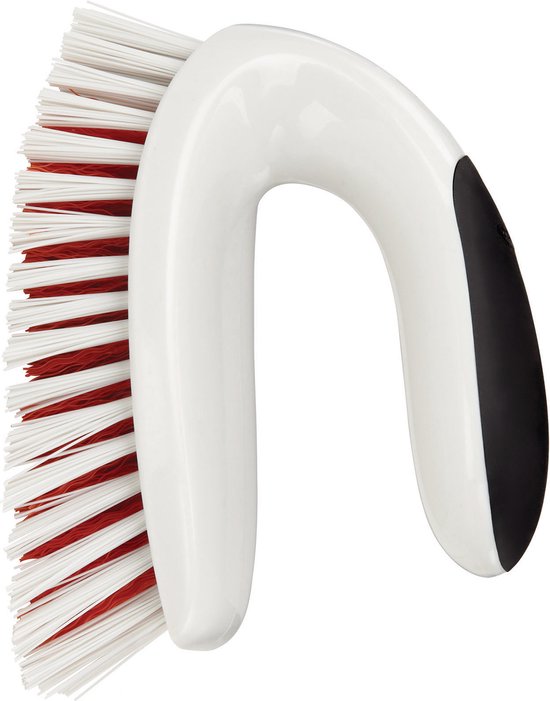 Brosse de nettoyage blanche avec poignée incurvée blanche et noire. Poils blancs à base rouge.