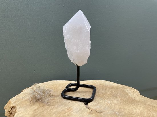 Bergkristal, ruw stuk op standaard met geslepen punt