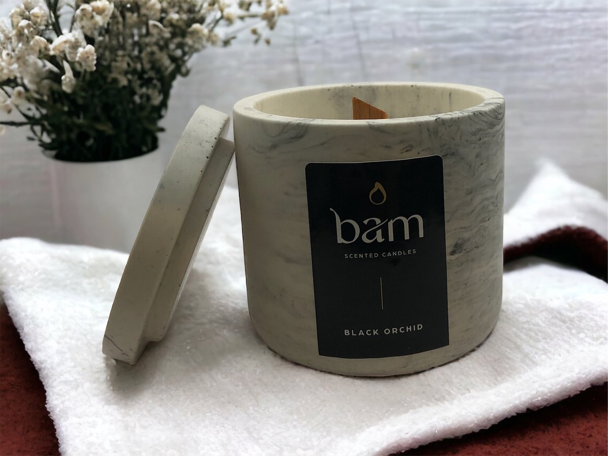 BAM kaarsen -zwarte orchidee geurkaars met eigen handmade rond potje en houten wiek - op basis van zonnebloemwas - cadeautip - vegan