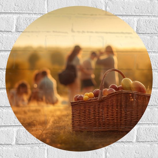 Muursticker Cirkel - Picknick - Mand - Eten - Fruit - Mensen - Veldje - 60x60 cm Foto op Muursticker