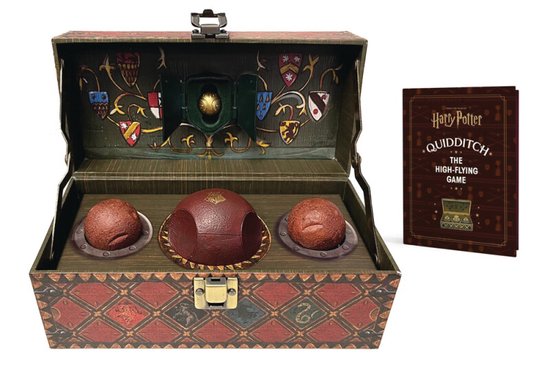 Set Quidditch Harry Potter dans un coffret avec un Vif d'or amovible, des Cognards et un Souafle.