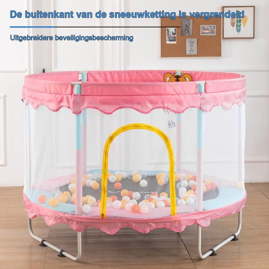 Roze trampoline met ballenbak, veiligheidsnet en tijger-afbeelding boven de ingang.