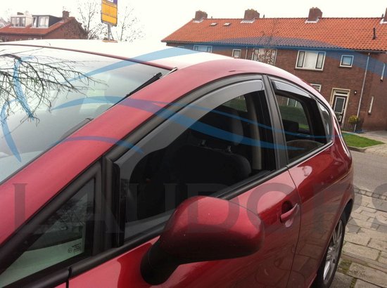 Donker getinte windschermen op de voor- en achterramen van een rode Seat Leon 5-deurs.