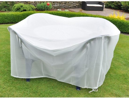 Een witte hoes voor een ronde tuintafel met stoelen, geplaatst in een tuin op gras.