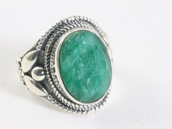 Zware bewerkte zilveren ring met smaragd - maat 18