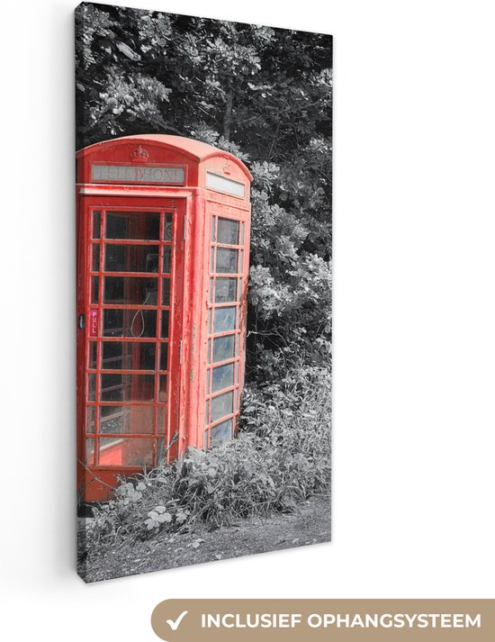 Canvas Schilderij Zwart-wit foto van een rode en Britse telefooncel in het Verenigd Koninkrijk - 20x40 cm - Wanddecoratie