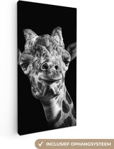 Canvas Schilderij Giraffe tegen zwarte achtergrond in zwart-wit - 20x40 cm - Wanddecoratie