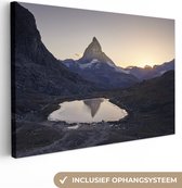 Canvas Schilderij De Matterhorn en de Riffelsee bij zonsopkomst in Zwitserland - 120x80 cm - Wanddecoratie