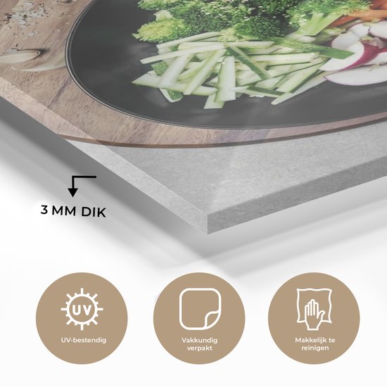 Peinture sur verre - Un bol de légumes avec des herbes et une sauce salée sur une planche à découper en bois - 30x40 cm - Peintures sur Verre Peintures - Photo sur Glas