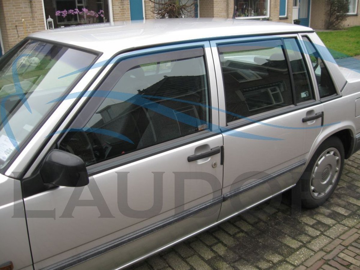 Zijwindschermen donker tbv Volvo 740/760 bouwjaar 1984 - 1983 set voor 4 deuren, dus voor en achterzijde merk Team Heko pasvorm