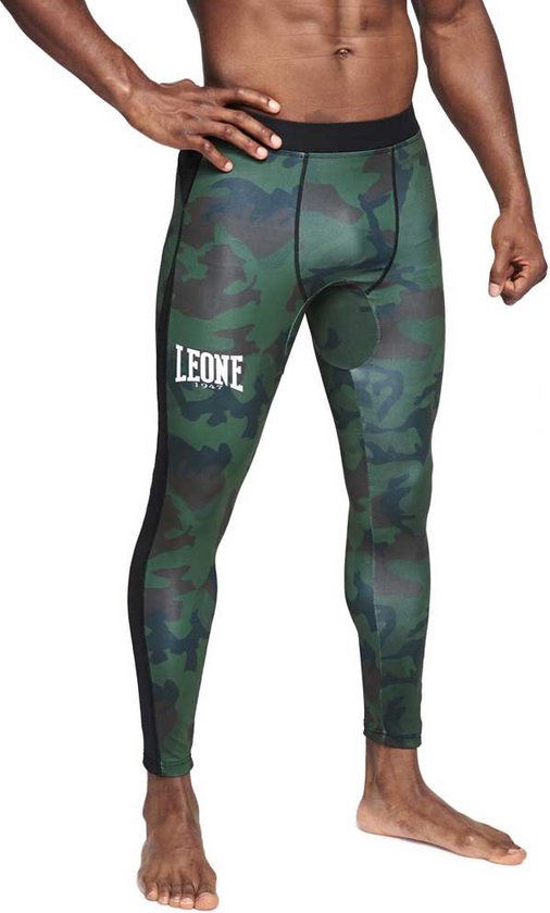 Groene camouflage sportlegging met zwarte zijkanten, Leone logo en model met hand op heup.