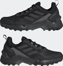 Zwarte lage wandelschoen met donkergrijze accenten, het Terrex-logo en de drie Adidas-strepen.