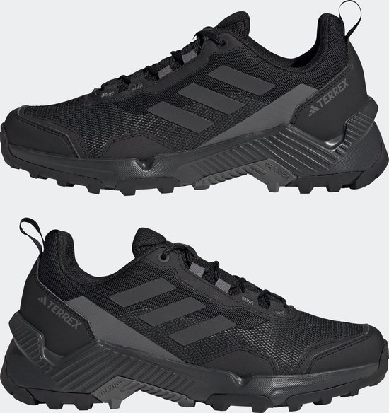 Zwarte lage wandelschoen met donkergrijze accenten, het Terrex-logo en de drie Adidas-strepen.