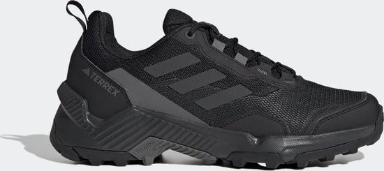 Zwarte lage wandelschoen met donkergrijze accenten, het Terrex-logo en de drie Adidas-strepen.