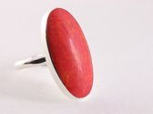 Langwerpige zilveren ring met rode koraal steen - maat 20.5