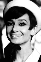 Poster / Papier - Filmsterren - Retro / Vintage - Audrey Hepburn in wit / grijs / zwart - 40 x 60 cm