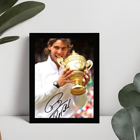 Rafael Nadal Ingelijste Handtekening – 15 x 10cm In Klassiek Zwart Frame – Gedrukte handtekening – Goat of Tennis - Wimbledon - Rolland Garros