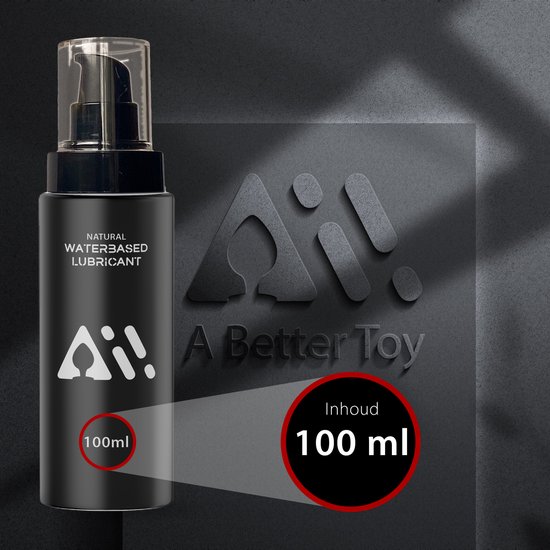 Zwarte pompflacon met 100ml Aii glijmiddel op een donkere, gestructureerde achtergrond met een vergroot detail van de inhoud.