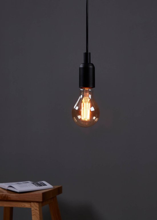 Lampe suspendue noire avec une ampoule ambrée de style Edison.