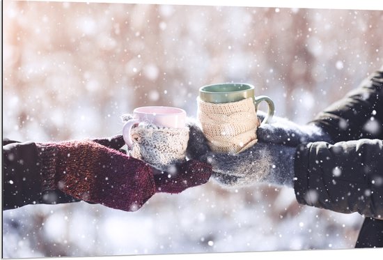 Dibond - Sneeuw - Winter - Mokken - Handschoenen - Koud - 120x80 cm Foto op Aluminium (Met Ophangsysteem)