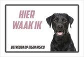 Waakbord/ bord | "Hier waak ik" | 30 x 20 cm | Dikte: 1 mm | Labrador Retriever | Waakhond | Hond | Chien | Dog | Betreden op eigen risico | Polystyreen | Rechthoek | Witte achtergrond
