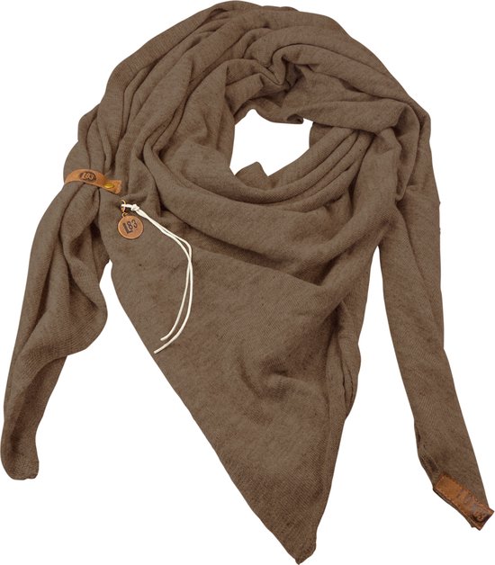 Taupekleurige omslagdoek met vegan leren sluiting en een rond Lot83 hangertje, op witte achtergrond.