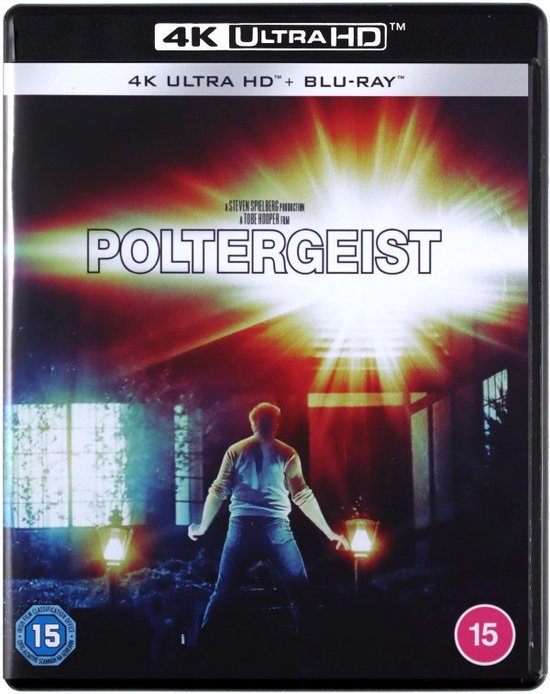 De voorkant van de 4K Ultra HD Blu-ray hoes van Poltergeist met een man die naar een lichtstraal uit een huis kijkt.