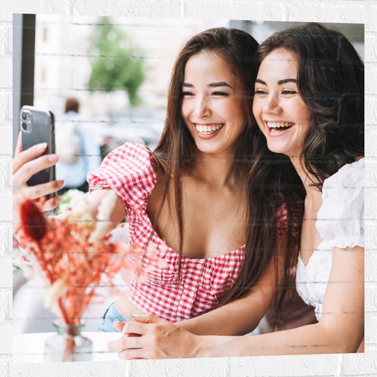 Muursticker - Meiden - Vriendinnen - Lachen - Telefoon - Selfie - 80x80 cm Foto op Muursticker