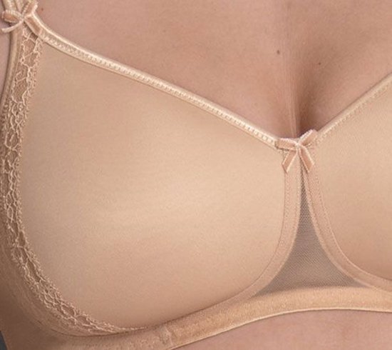 Detail van een beige beugelvrije bh met kanten rand en strikje op de cup.