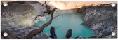 Tuinposter – Meer - Toerist - Tak - Water - Rook - Bergen - 60x20 cm Foto op Tuinposter (wanddecoratie voor buiten en binnen)