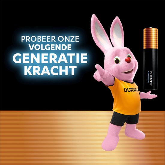 Roze Duracell-konijn in geel shirt wijst naar een Duracell Optimum AAA-batterij. Tekst: 'Probeer onze volgende generatie kracht'.