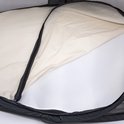 Binnenkant van een Deryan Welcool babymatras met een off-white textiel en een wit, geperforeerd matraskussen.