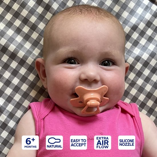 Baby met een perzik Difrax fopspeen, 6+ maanden. Natuurlijk, makkelijk te accepteren, extra luchtstroom, siliconen speen.