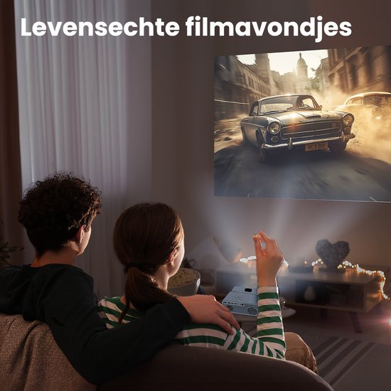 Koppel kijkt naar een film op een geprojecteerd scherm, met een compacte witte beamer op de salontafel.