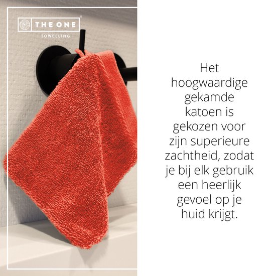Een rode washand van zacht katoen, opgehangen aan een zwarte staaf. Tekst benadrukt de zachtheid van het katoen.