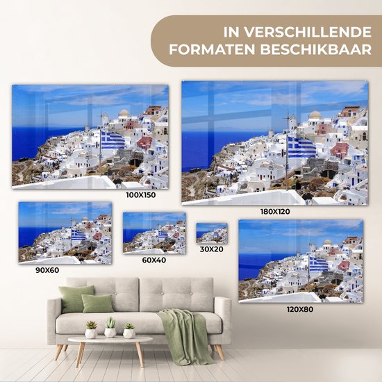 Drapeau de la Grèce entre les maisons blanches Plexiglas 120x80 cm - Tirage photo sur Glas (décoration murale en plexiglas)