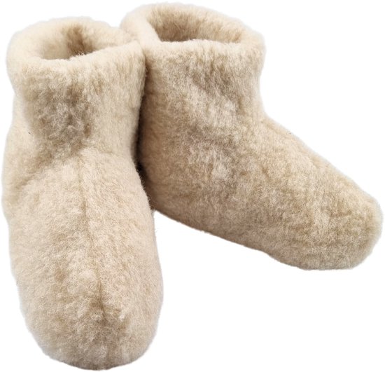 Crèmekleurige wollen sloffen met een hoge schacht, gemaakt van echt schapenwol.