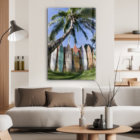 MuchoWow® Peinture sur verre 60x90 cm - Peinture sur verre acrylique - Un palmier près d'une rangée de planches de surf - Photo sur verre - Peintures