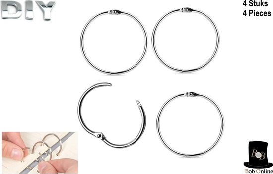Vier zilverkleurige, metalen boekringen van 50 mm. Eén ring is opengeklapt.