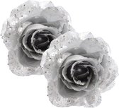 Decoris Kerstboom bloemen - 2x st - zilver - 14 cm - op clip - kerstrozen